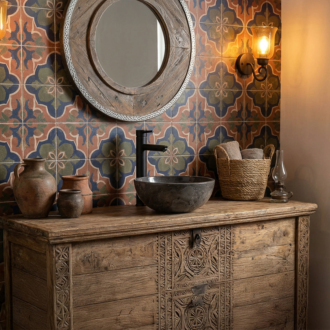 Rond Wastafel Marmer op gesneden houten ijdelheid in oosterse badkamer met patroontegels