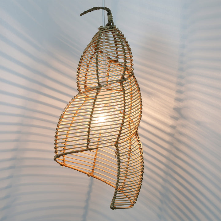 Handgefertigte Rattan-Deckenleuchte mit geschwungener Form und feinem Geflecht, erzeugt ein sanftes Lichtspiel