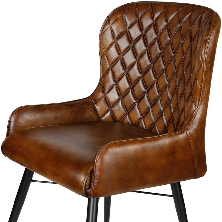 Lederstuhl in Antikbraun mit feiner Steppung im Wohnraum