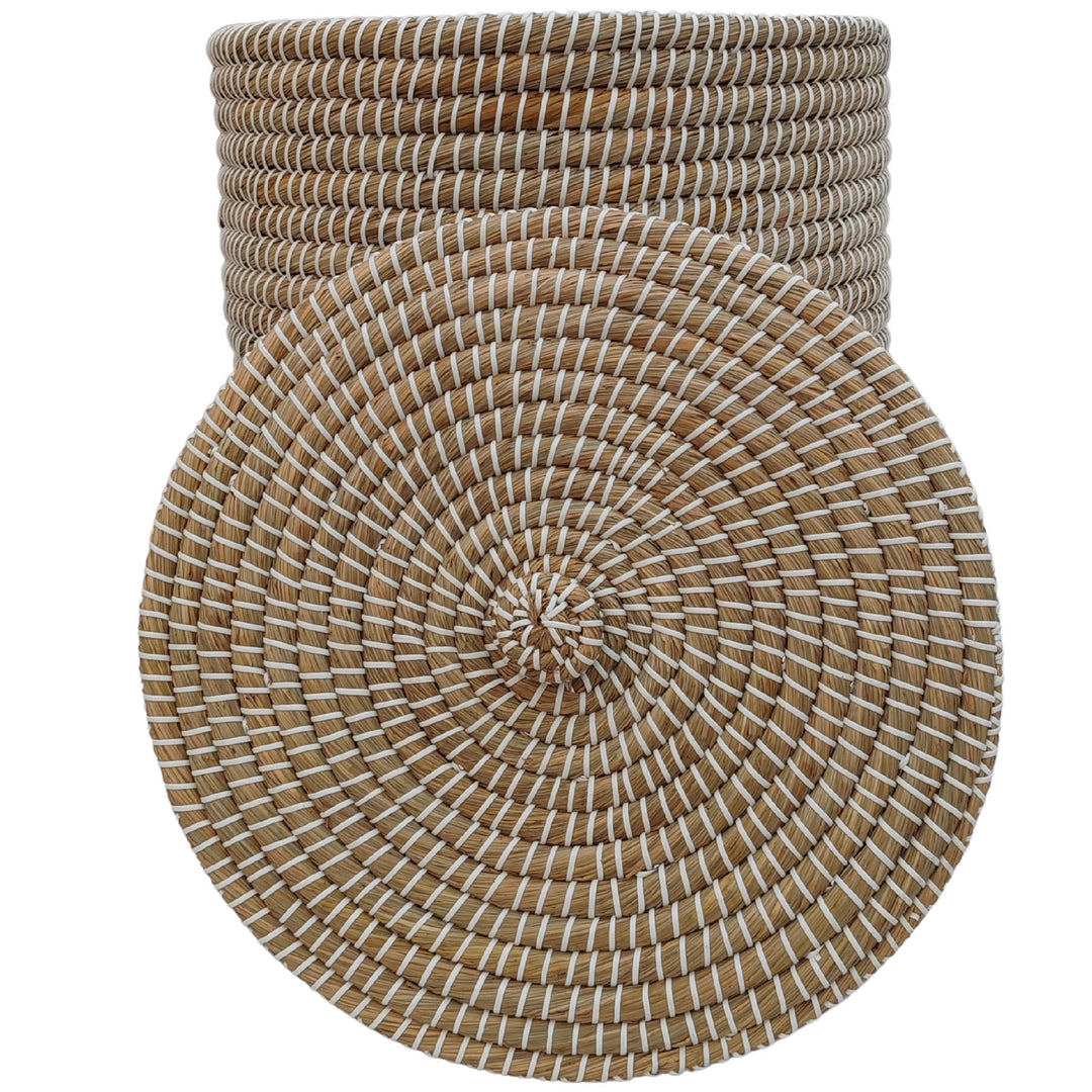 Gevlochten zeegrasmand in naturel/wit met een inhoud van ca. 65 liter en een zichtbare onderkant van het verwijderde deksel.
