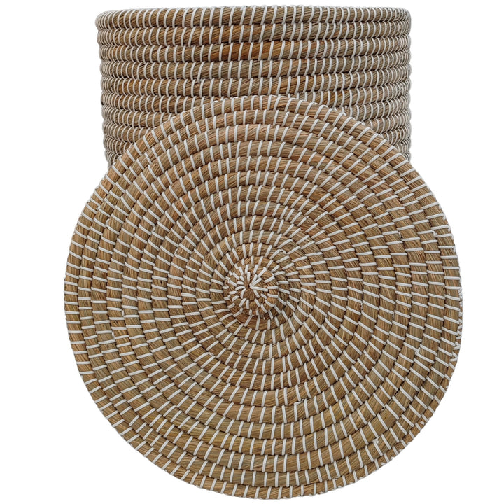 Gevlochten zeegrasmand in naturel/wit met een inhoud van ca. 65 liter en een zichtbare onderkant van het verwijderde deksel.