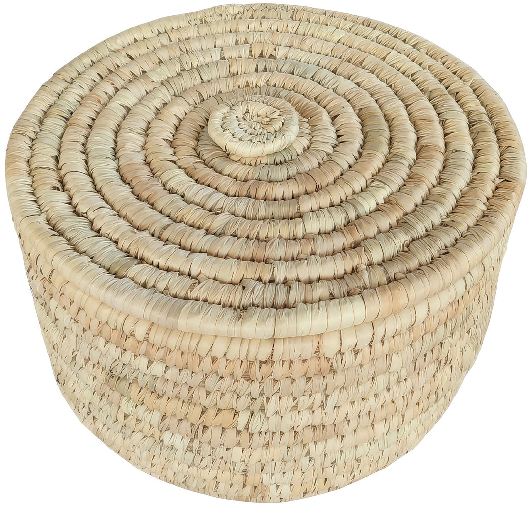 Ronde gevlochten mand van palmblad met een inhoud van 15 liter en een gesloten deksel met een spiraalvormig vlechtpatroon.
