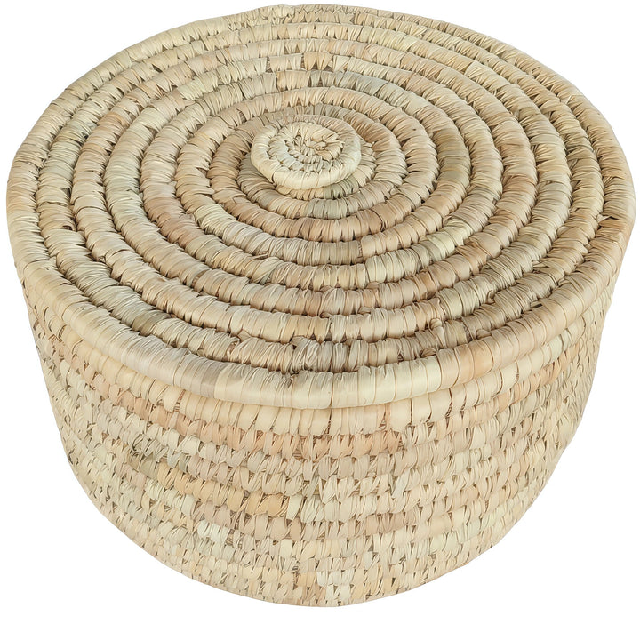 Ronde gevlochten mand van palmblad met een inhoud van 15 liter en een gesloten deksel met een spiraalvormig vlechtpatroon.