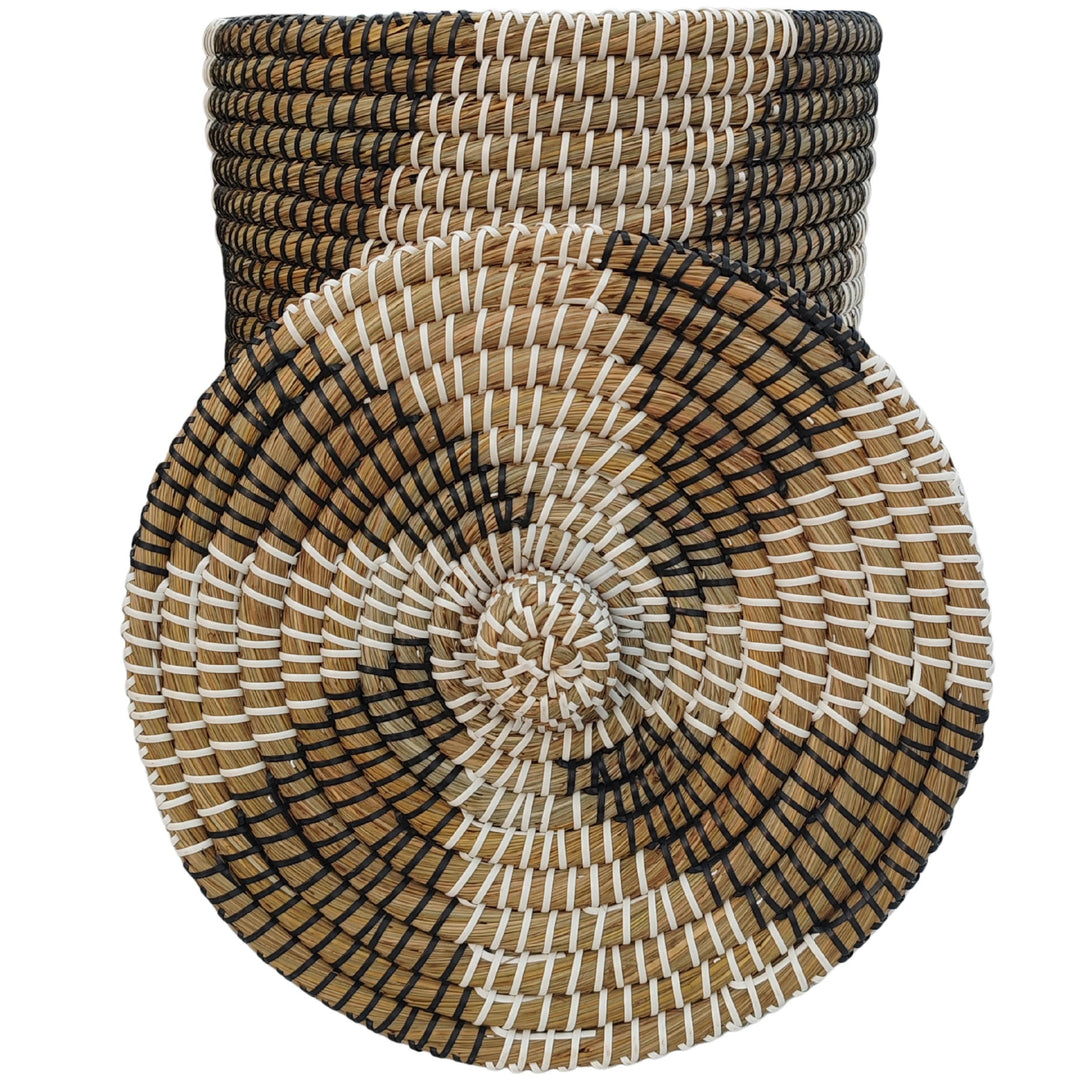 Zeegrasmand met een inhoud van circa 40 liter; daarvoor het gedessineerde deksel met gevlochten knop, in close-up.