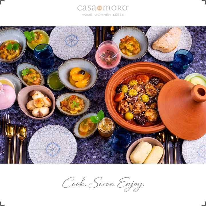 Geweldig Tajine uit Marokko 34 cm met lamsvlees, olijven en aromatische kruiden, klaar om te serveren