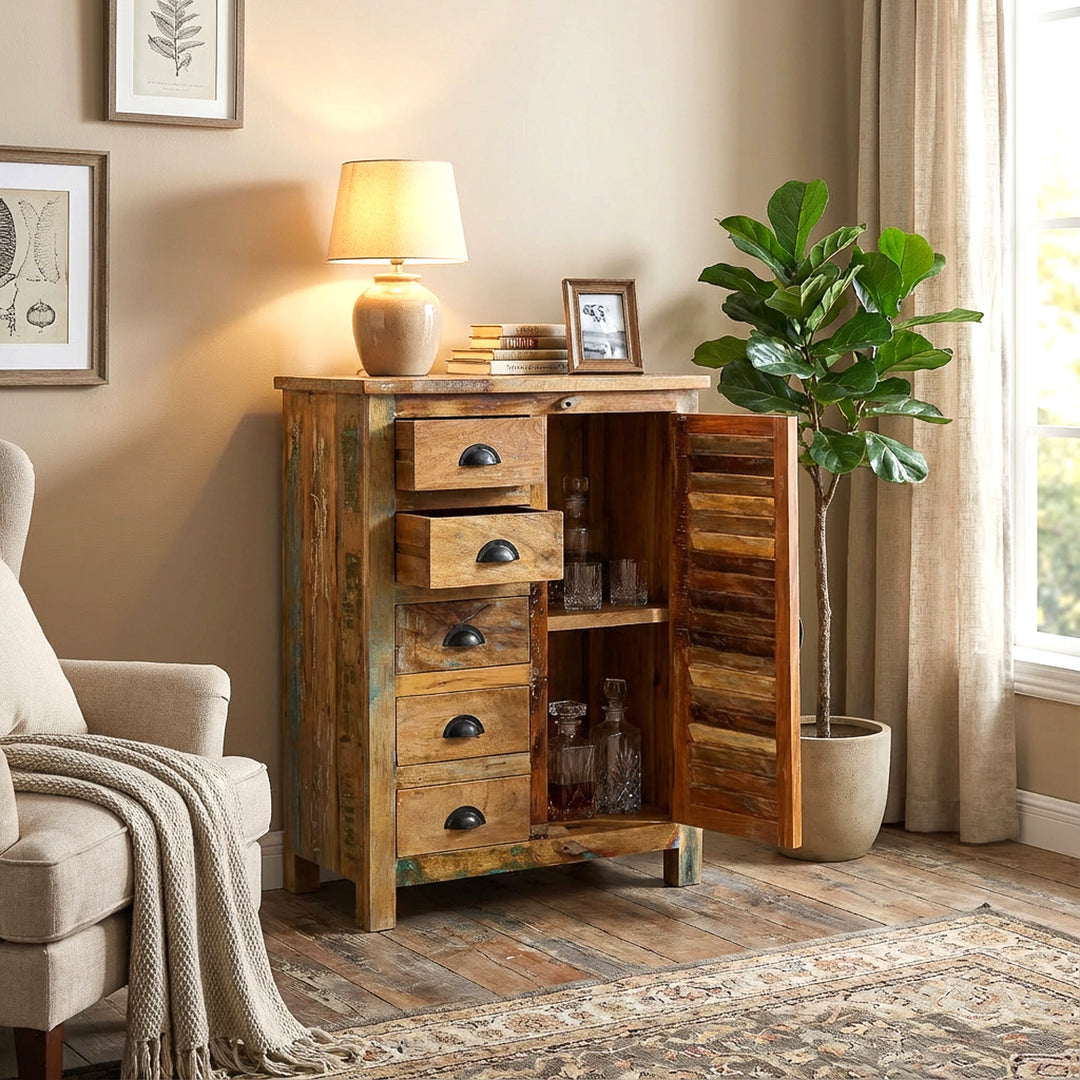 Highboard aus massivem Holz im Wohnzimmer, geöffnete Tür und Schubladen, warme Landhaus-Atmosphäre