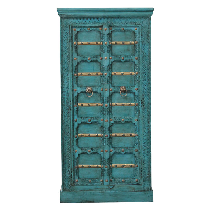Vooraanzicht van de turquoise mangohouten kast met twee deuren, gesneden ornamenten en goudkleurige lijsten.
