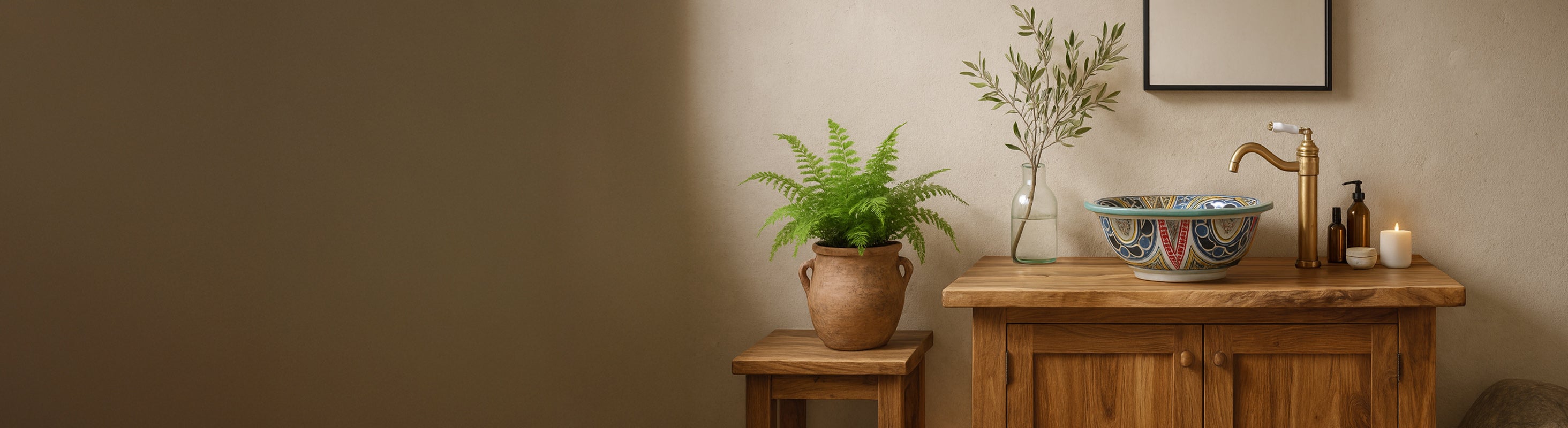 Keramische wastafel – Stimmungsvolles Landhausbad mit weißer Kachelwand, Naturstein, rustikalem Holzwaschtisch und farbenfrohem marokkanischen Keramik-Waschbecken