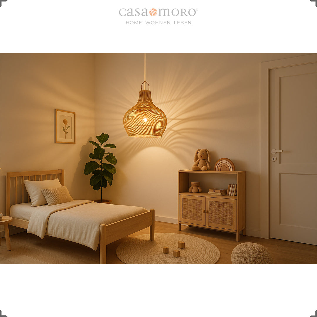 Rattan-Lampe im Kinderzimmer, sorgt mit warmem Licht für eine ruhige und behagliche Atmosphäre