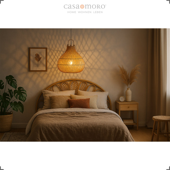 Hängelampe aus Rattan über Bett im Schlafzimmer, warmes Licht und natürliche Einrichtung