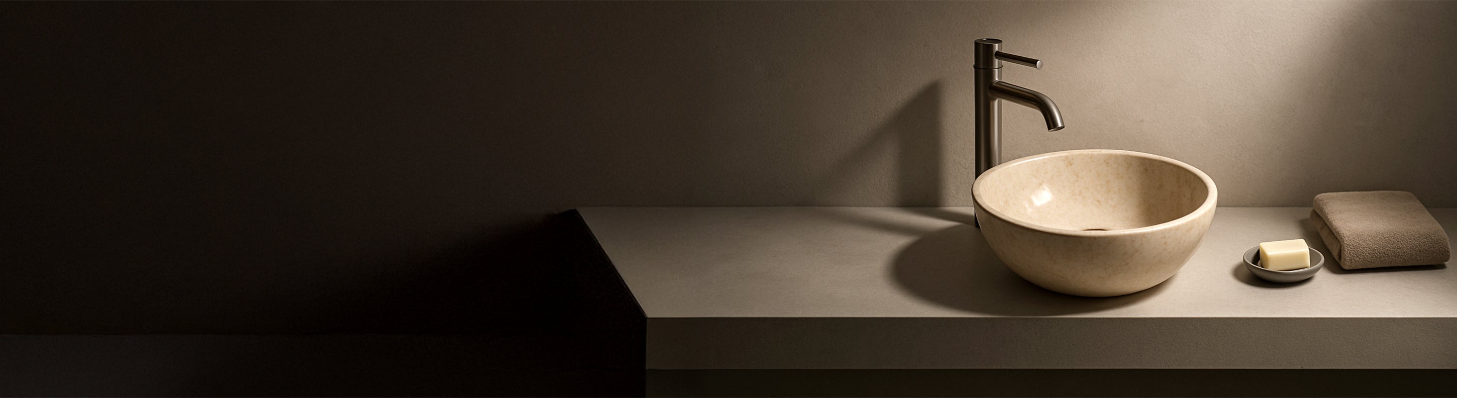 Marmer Wastafel – Minimalistische badkamer met natuursteen Wastafel gemaakt van marmer, modern en elegant verlicht.