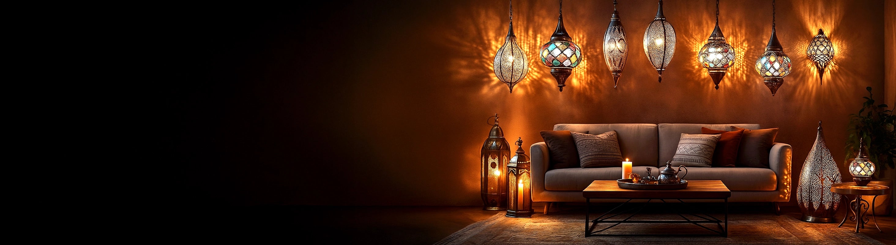 Marokkaanse lampen – Woonkamer met Marokkaanse lampen, hangende lantaarns en schansen in warm licht, versierd met banken, koperen accessoires en leer