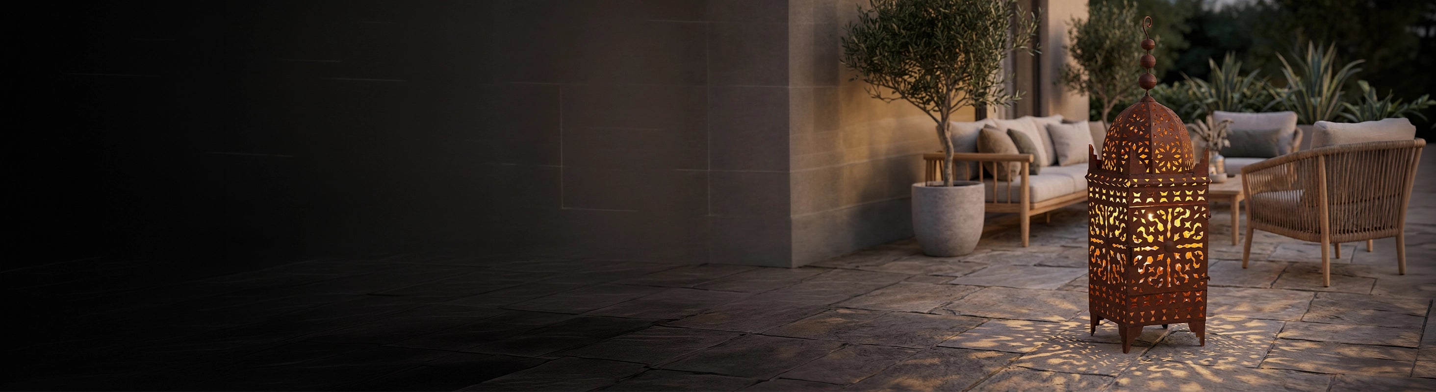 Metall-Laternen – marokkanische Metall-Laterne im Garten auf Terrasse mit warmem Licht und ornamentalen Schatten – Eisenlaterne für Outdoor und Wohnzimmer