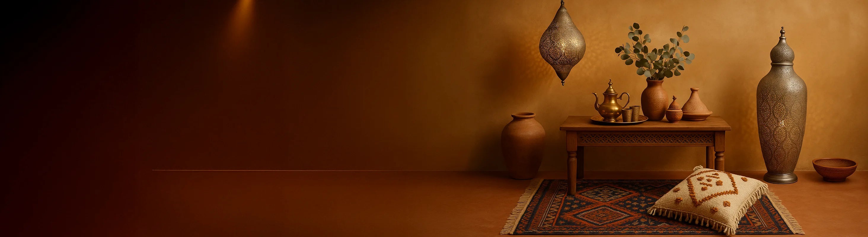 Marokko – Marokkaans decoratief arrangement met oosterse hanglampen, terracotta vazen, uitgesneden ornamenten, Tajine en koperen dienblad.