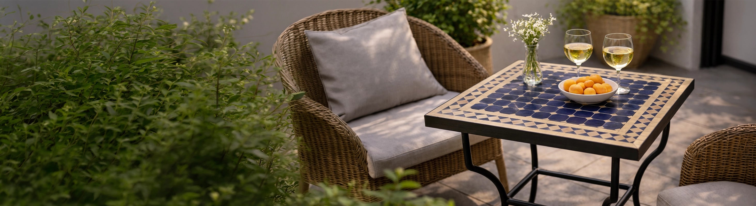 Mosaiktische 60x60 – Quadratischer Tisch 60x60 cm mit Zellige-Fliesen (Mosaik) auf Terrasse neben Loungesessel mit Getränken und dekorativer Schale