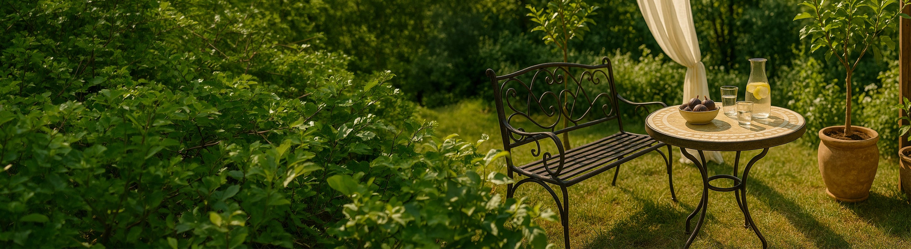 Mozaïektafels – Runder Mosaiktisch mit Zellige-Fliesen und schmiedeeisernem Gestell im Garten neben Bank und Pflanzen – ideal für Terrasse und Balkon