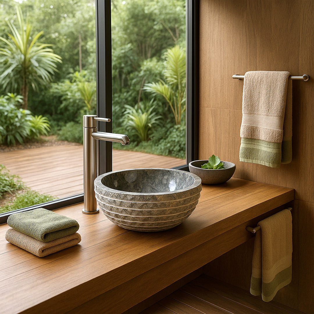 Ronde stenen wastafel op aanrechtblad, moderne badkamer met raam met uitzicht op groen, handdoeken en planten