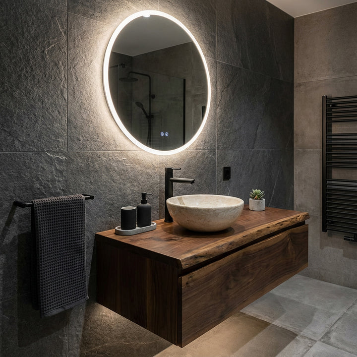 Ronde natuursteenWastafel als opzetstuk op een zwevende houten wastafel met zwarte fitting in een moderne badkamersfeer