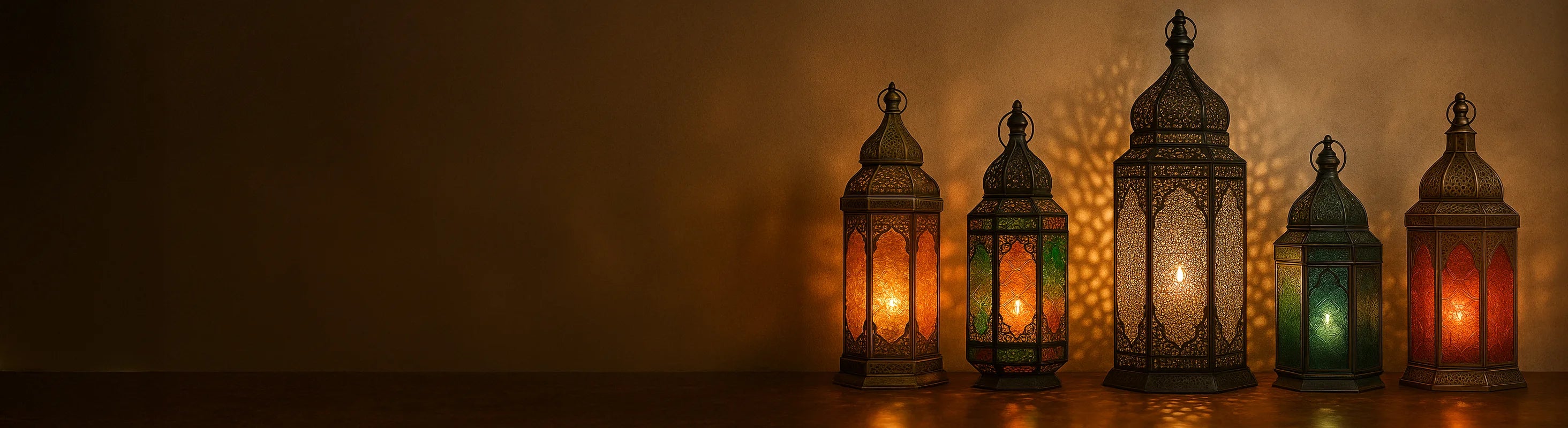 Oosterse lantaarns – Oosterse lantaarns van glas en metaal op een stenen vloer tegen een Marokkaanse achtergrond zorgen voor warm, sfeervol licht.