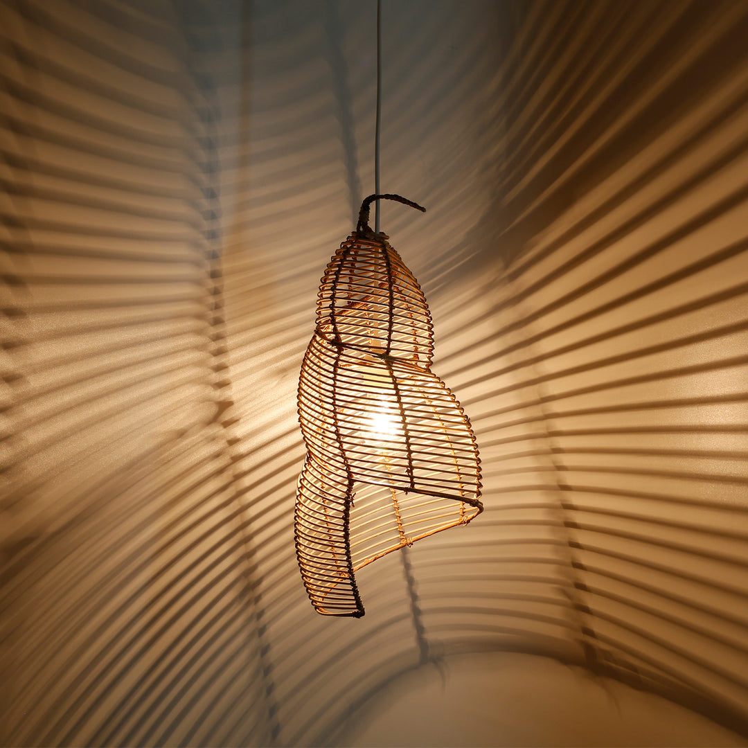 Geschwungene Rattan-Deckenlampe mit feinem Geflecht und warmem Licht, erzeugt ein faszinierendes Schattenspiel