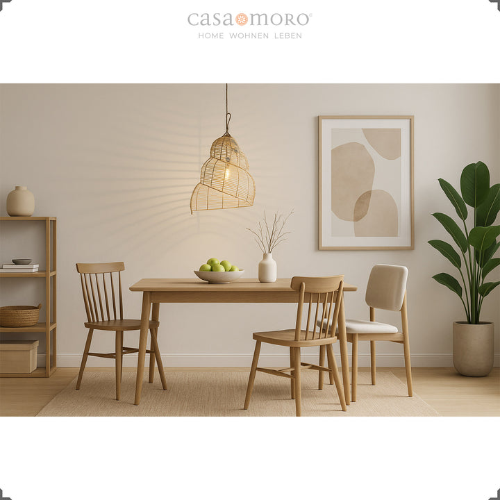 Hängende Rattan-Lampe über einem Esstisch im modernen Esszimmer, erzeugt ein warmes Licht- und Schattenspiel
