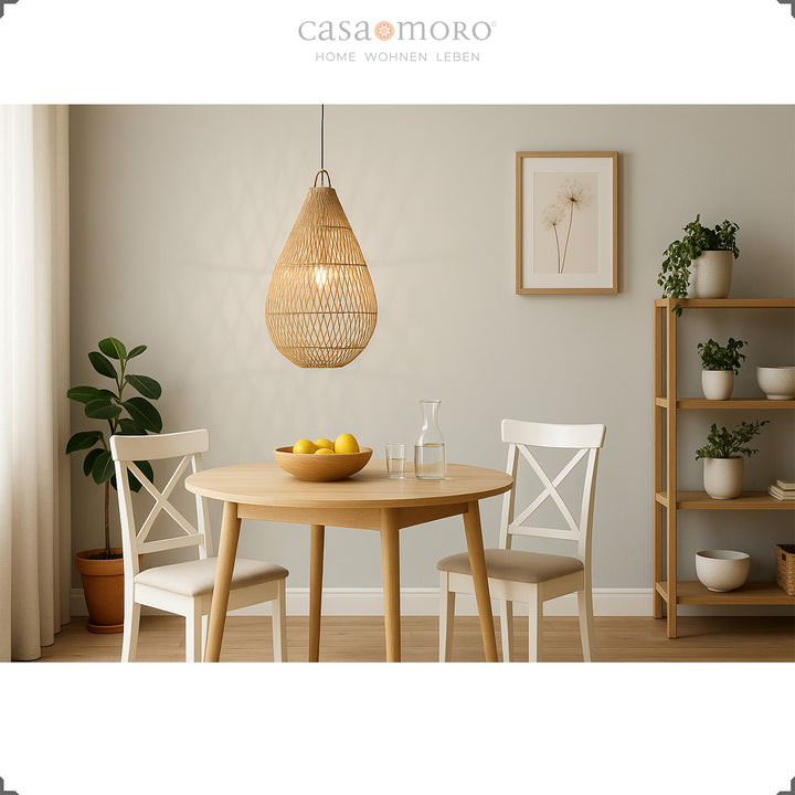 Handgefertigte Rattan-Lampe in Tropfenform über einem Esstisch, spendet warmes Licht und schafft gemütliche Atmosphäre