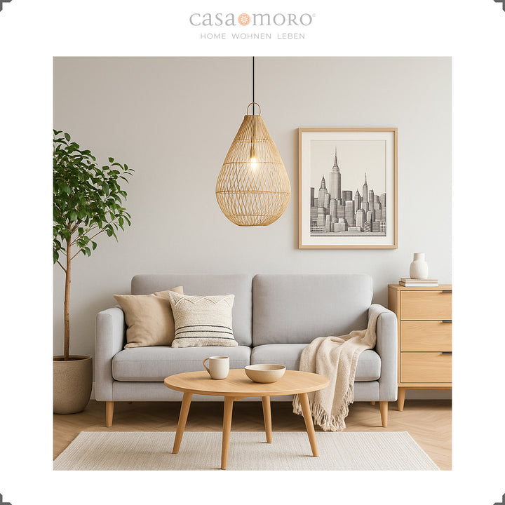 Handgefertigte Rattan-Lampe in Tropfenform als Hängelampe im Wohnzimmer, spendet warmes Licht und natürliche Eleganz
