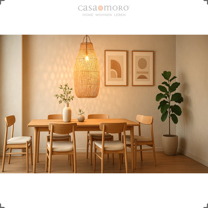 Hohe Rattanlampe über Esstisch im modernen Esszimmer, warmes Licht und natürliche Einrichtung