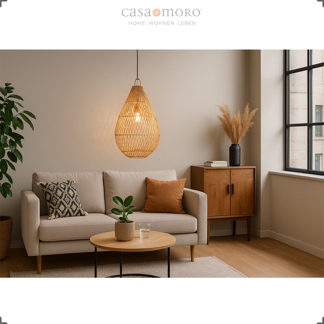 Rattan-Lampe in Tropfenform als Hängelampe im Wohnzimmer, erzeugt warmes Licht und natürliche Gemütlichkeit