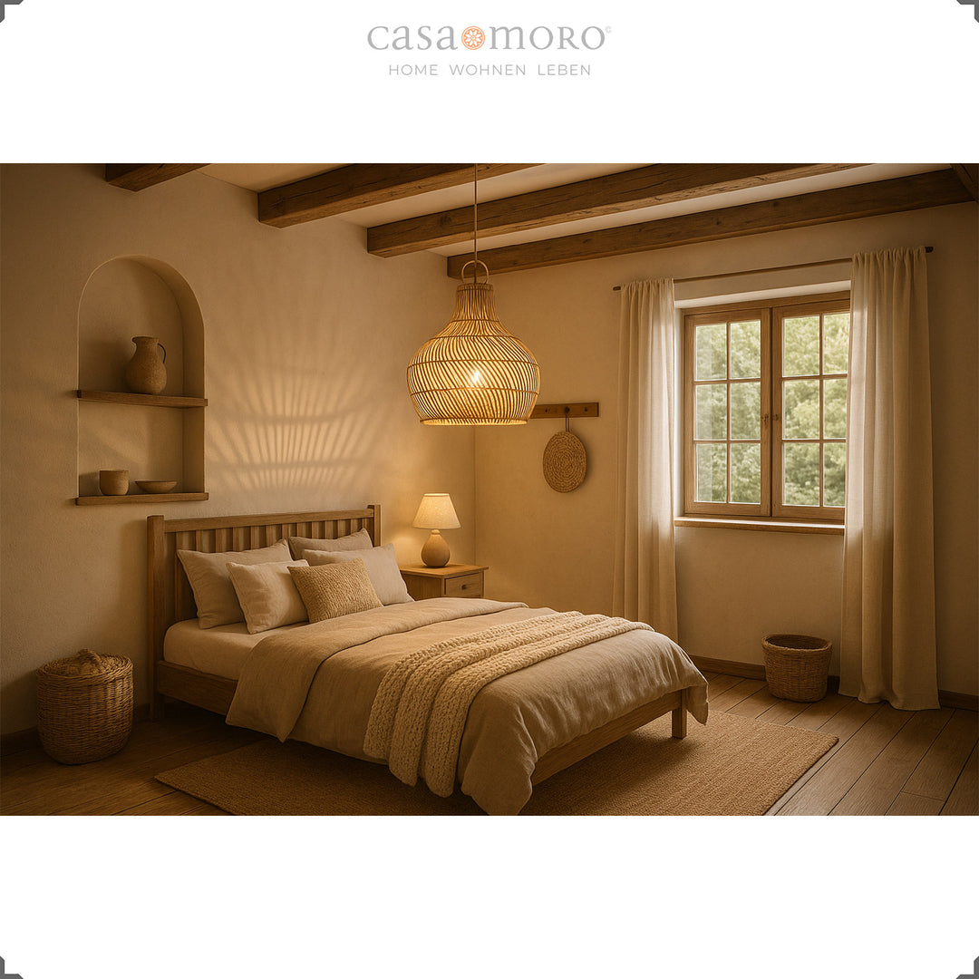 Rattan-Lampe als Deckenleuchte im Schlafzimmer, handgefertigt und mit warmem Licht- und Schattenspiel