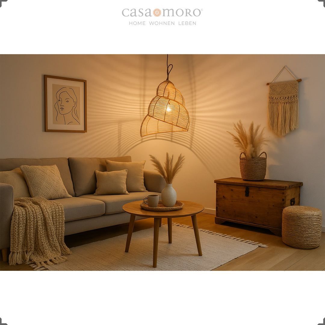 Spiralig geformte Rattan-Lampe als Hängelampe im Wohnzimmer, spendet warmes Licht und sorgt für gemütliche Boho-Atmosphäre