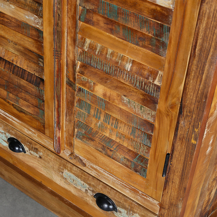 Detailansicht eines Schranks aus massivem Holz und Altholz im Vintage-Stil