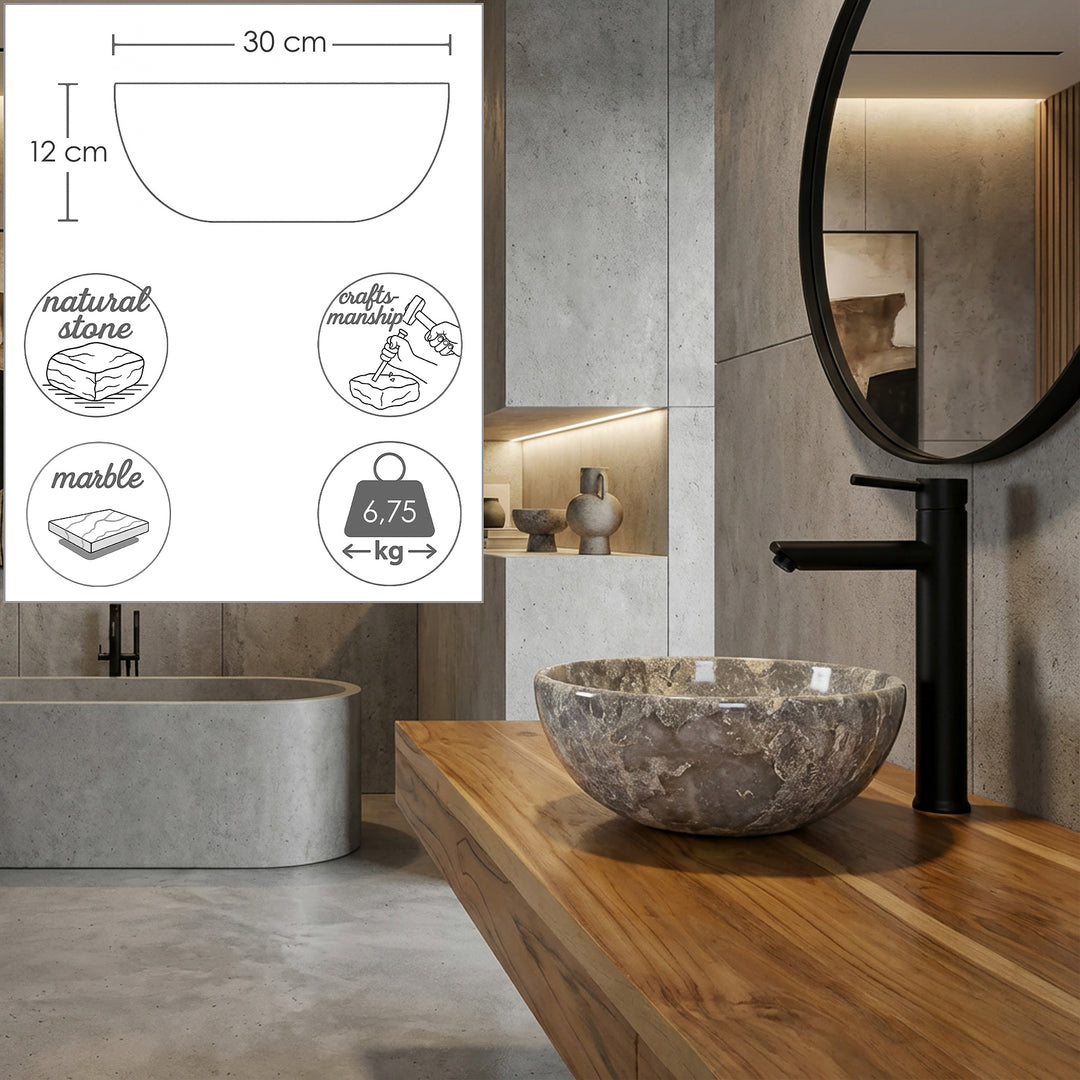 Natuurstenen opzetwastafel in grijsbruine nerf op een houten console in de moderne badkamer, met zwarte vrijstaande kraan en geïntegreerde grafische afmetingen voor diameter, hoogte, materiaal en gewicht