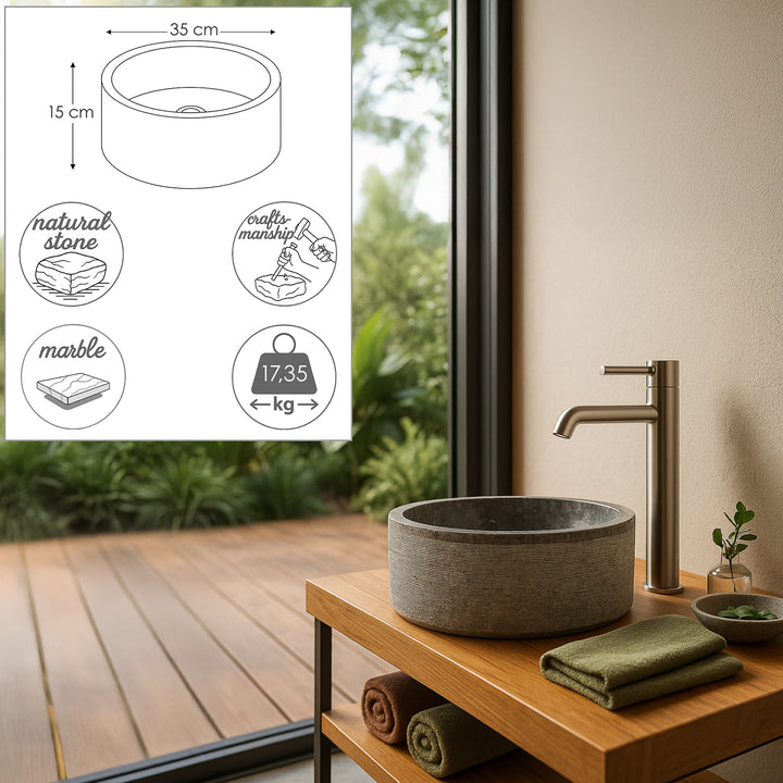 Ronde opzetwastafel van steen met maatschets en materiaalsymbolen, gerangschikt op een houten console in een rustige badkamersfeer.