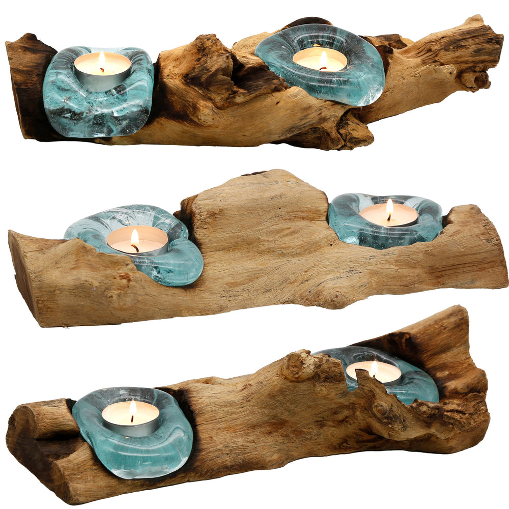 Längliche Teelichthalter aus Glas und Wurzelholz in drei Varianten, jede mit eigener Form und warm leuchtendem Teelicht