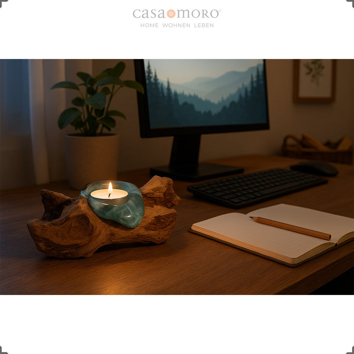 Teelichthalter aus Glas und Wurzelholz auf einem Schreibtisch, sein warmes Licht schafft eine entspannte, konzentrierte Arbeitsatmosphäre.