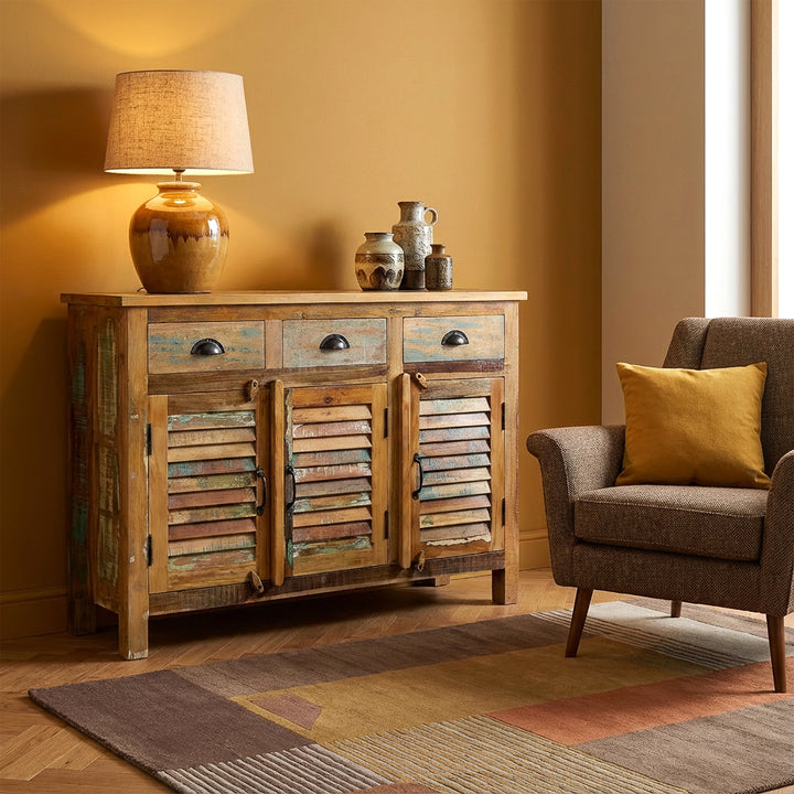 Kast van massief hout en hergebruikt hout met lades in vintage-stijl, geplaatst in een moderne woonkamer