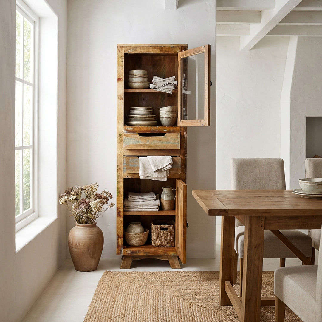 Vitrinekast van massief hout en oud hout met lade en deuren in landelijke stijl, geplaatst in de eetkamer