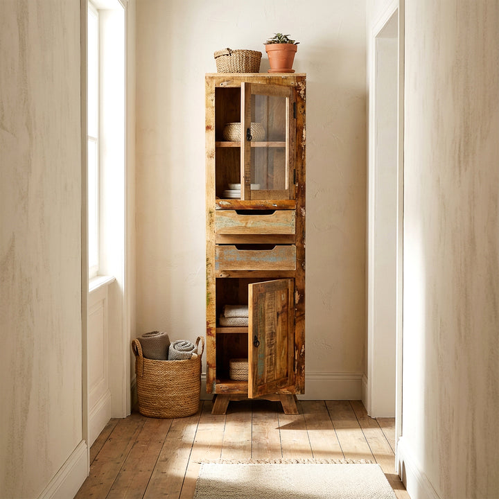 Vitrinekast van massief hout en oud hout met lade en deuren in landelijke stijl, geplaatst in de gang