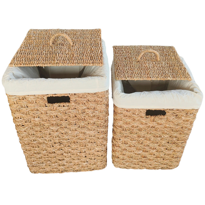 Rechthoekige wasmanden van zeegras in een set van 2 stuks, ca. 55 en 85 liter, met opstaande deksels en lichte stoffen inzetstukken.