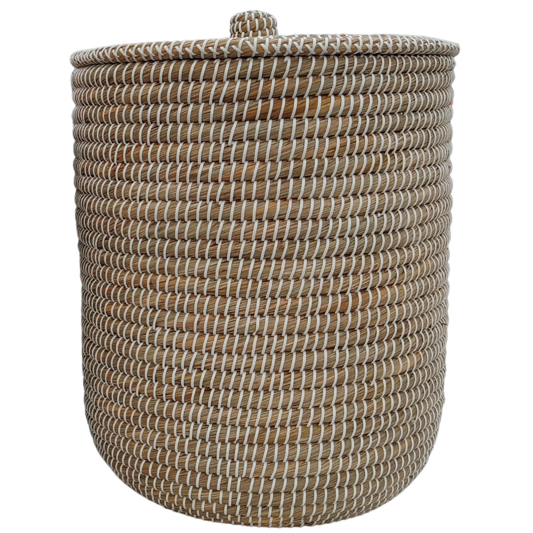 Ronde wasmand van zeegras in de kleur naturel/wit, met een gesloten deksel en een inhoud van circa 65 liter.