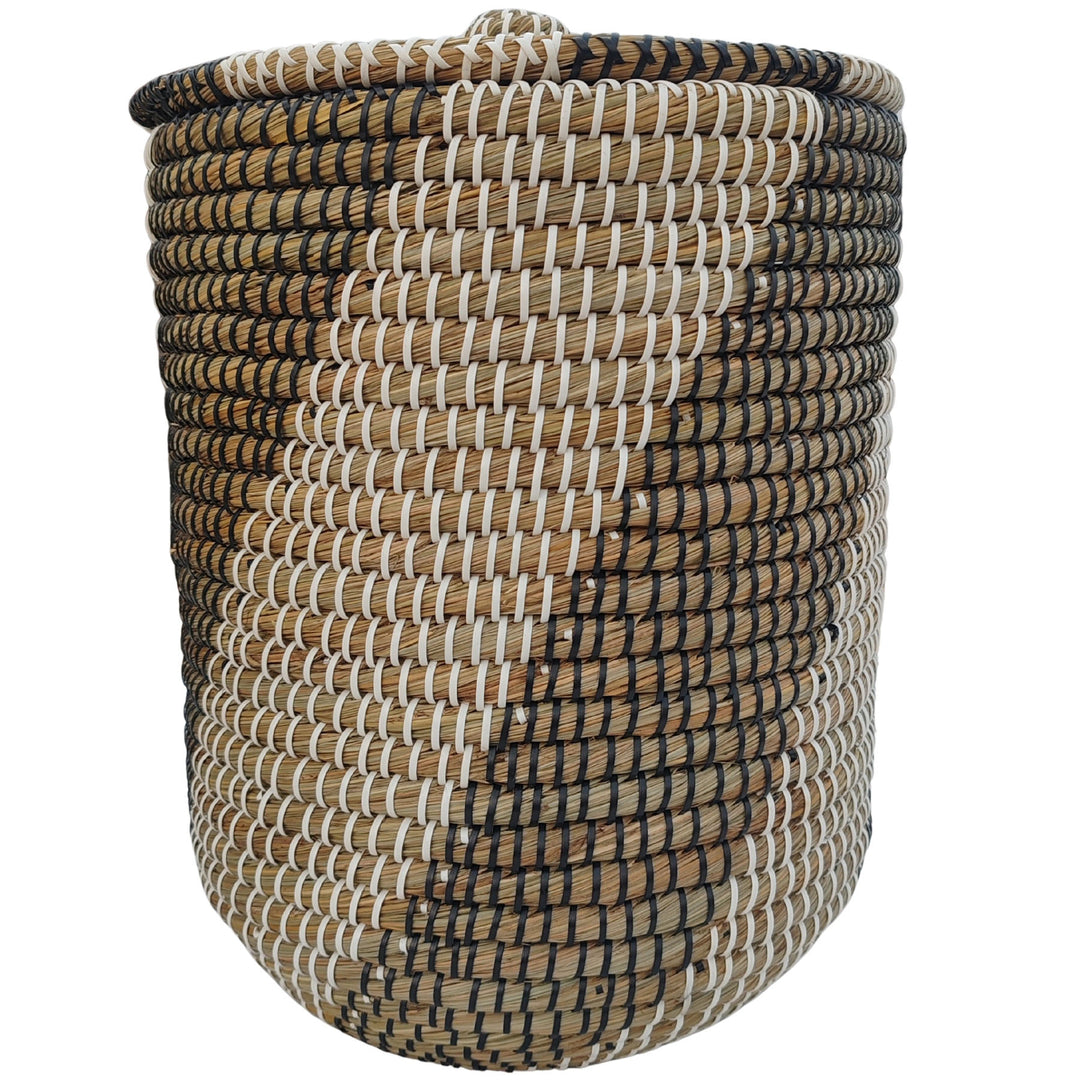 Ronde wasmand van zeegras in de kleuren naturel, zwart en wit, met een gesloten deksel en een inhoud van circa 40 liter.