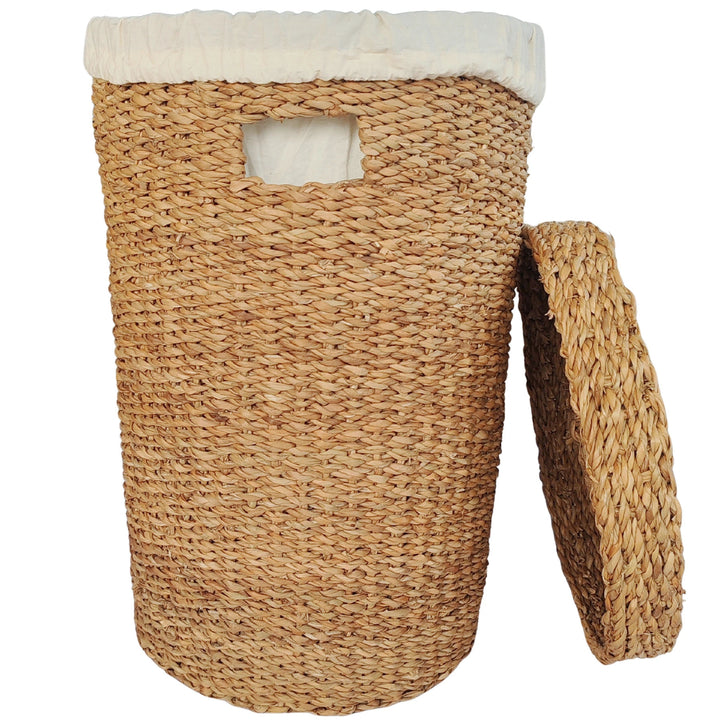 Runder Wäschekorb aus Seegras, ca. 38 Liter, mit hellem Stoffeinsatz und seitlich angelehntem Deckel.