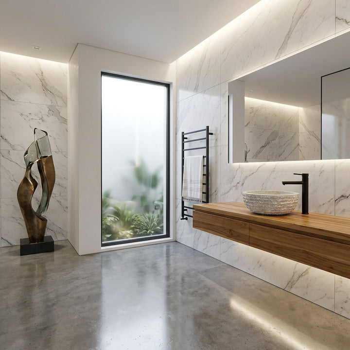 Moderne stenen wastafel als opzetwastafel op een zwevende houten wastafel in een lichte badkamer met natuurstenen tegels