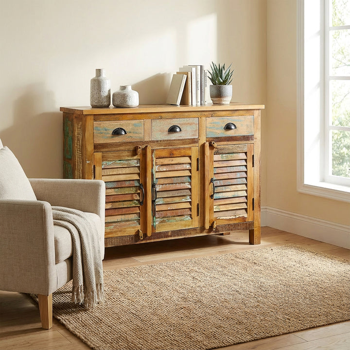 Dressoir gemaakt van massief hout en hergebruikt hout met lades in vintage-stijl, geplaatst in de woonkamer