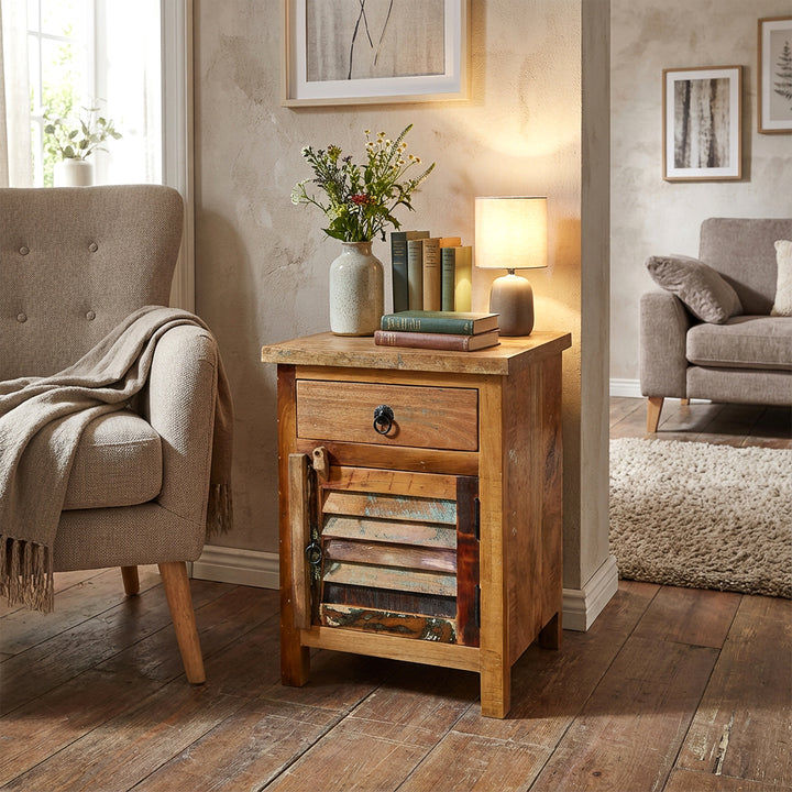 Kommode aus massivholz im Wohnzimmer mit Lampe und Büchern, gemütliche Wohnszene mit warmem Licht