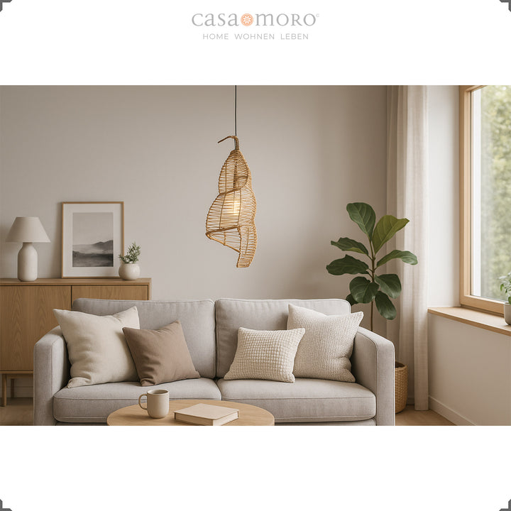 Rattan-Lampe als Hängelampe im hellen Wohnzimmer, erzeugt warmes Licht und natürliche Gemütlichkeit